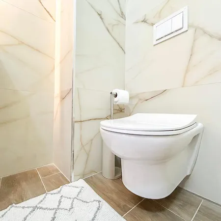 Balkan Bliss 826 Inn Golem (Tirana)